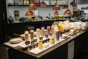 Desayuno buffet todos los días (con cargo) 