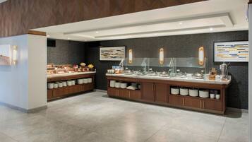 Se ofrece un desayuno bufé todos los días (por un coste adicional)