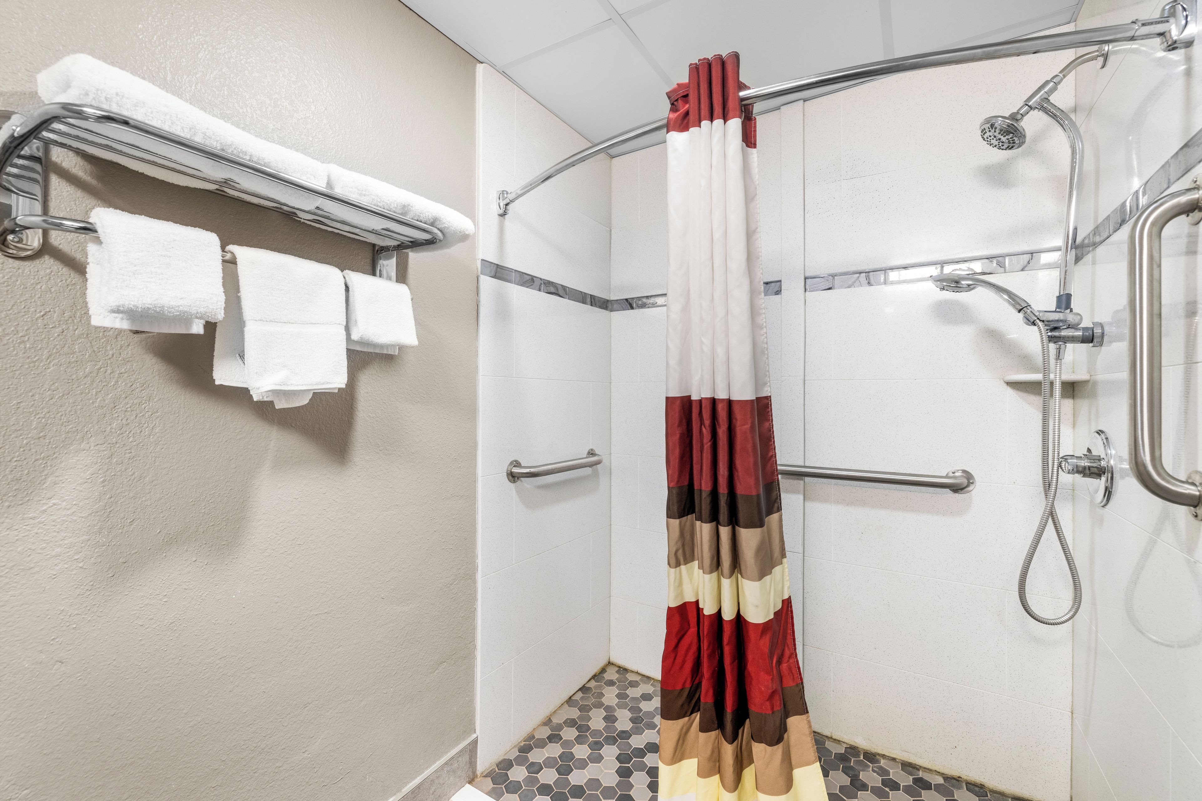 Superior Room, 1 King Bed, Accessible, Non Smoking (Roll-In Shower) | Bathroom | Free toiletries, hair dryer, towels, soap