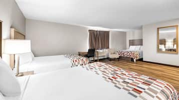 Quarto luxo, para não fumantes (2 Queen Beds and 1 Double Bed) | Escrivaninha, espaço de trabalho para notebook, cortinas blackout