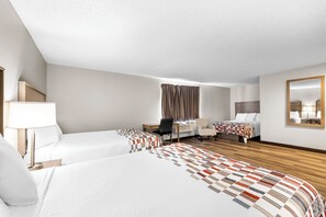Quarto luxo, para não fumantes (2 Queen Beds and 1 Double Bed) | Escrivaninha, espaço de trabalho para notebook, cortinas blackout