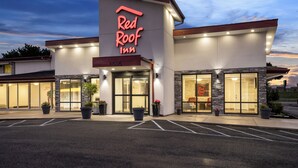 A Red Roof Inn with a modern design, featuring large windows and a prominent neon sign. - Red Roof Inn Niagara Falls (Niagara Falls)