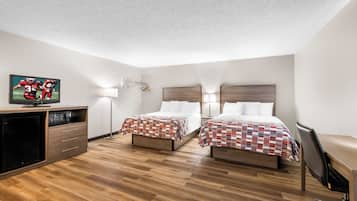 Chambre Deluxe, non-fumeur (2 Queen Beds and 1 Double Bed)