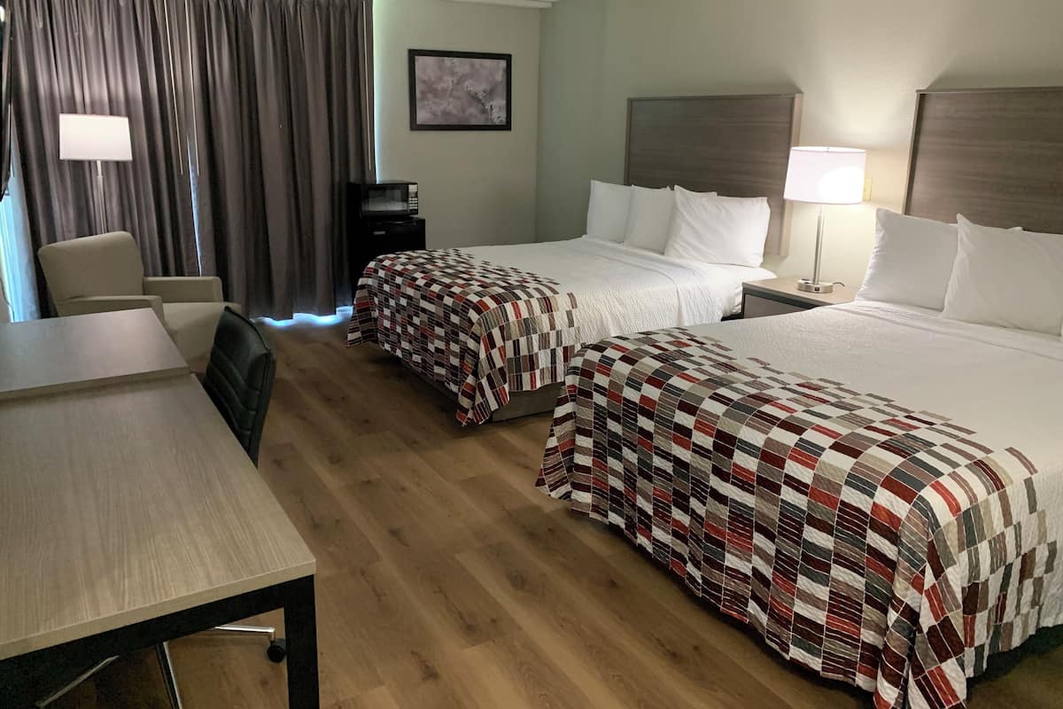 Escritorio, espacio para trabajar con laptop y cortinas blackout 