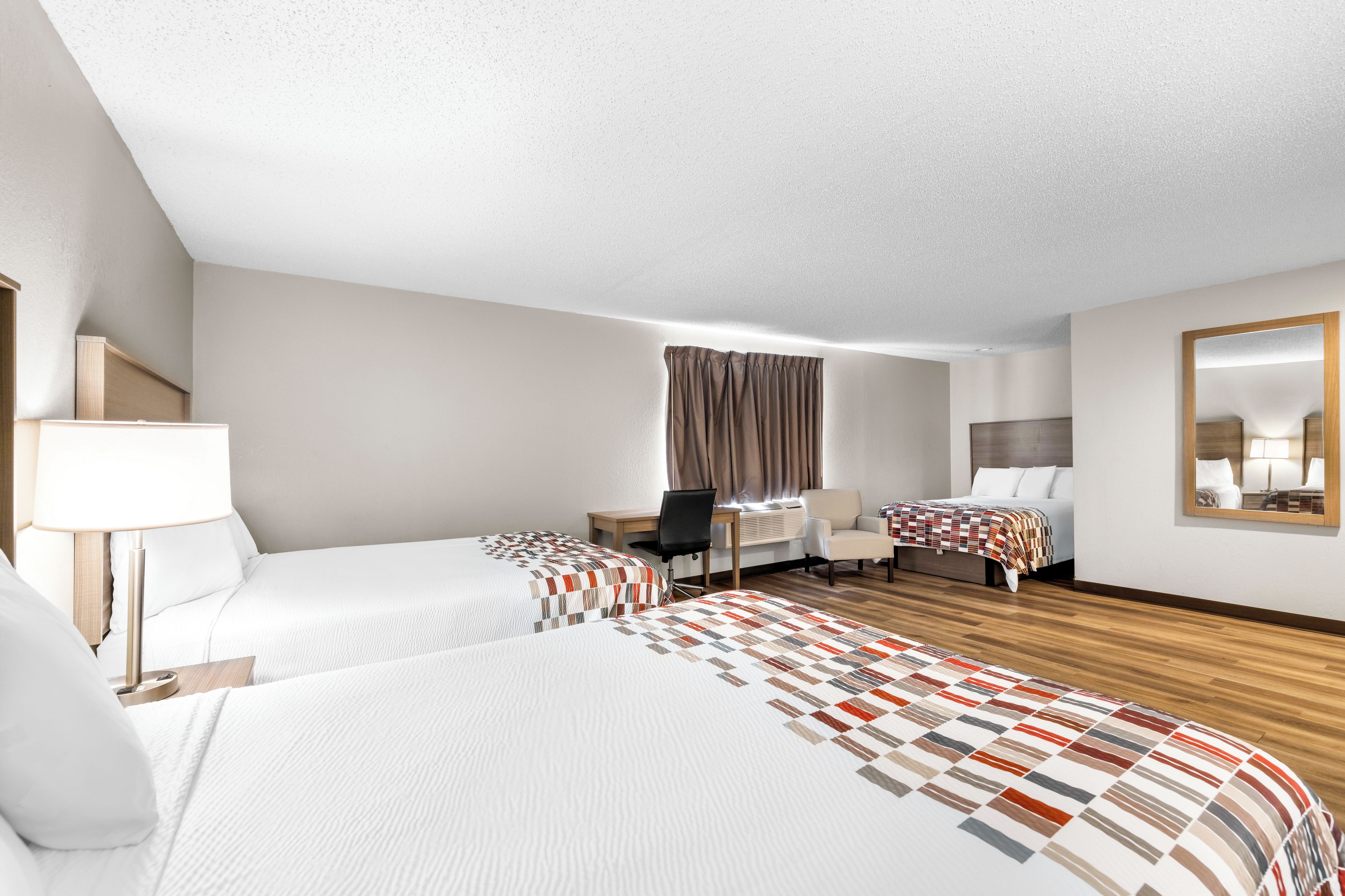 Habitación Deluxe, para no fumadores (2 Queen Beds and 1 Double Bed) | Escritorio, espacio para trabajar con laptop y cortinas blackout 
