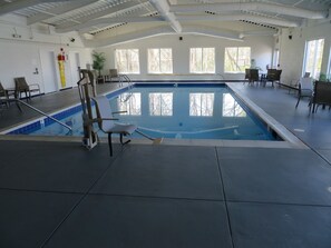 Una piscina cubierta