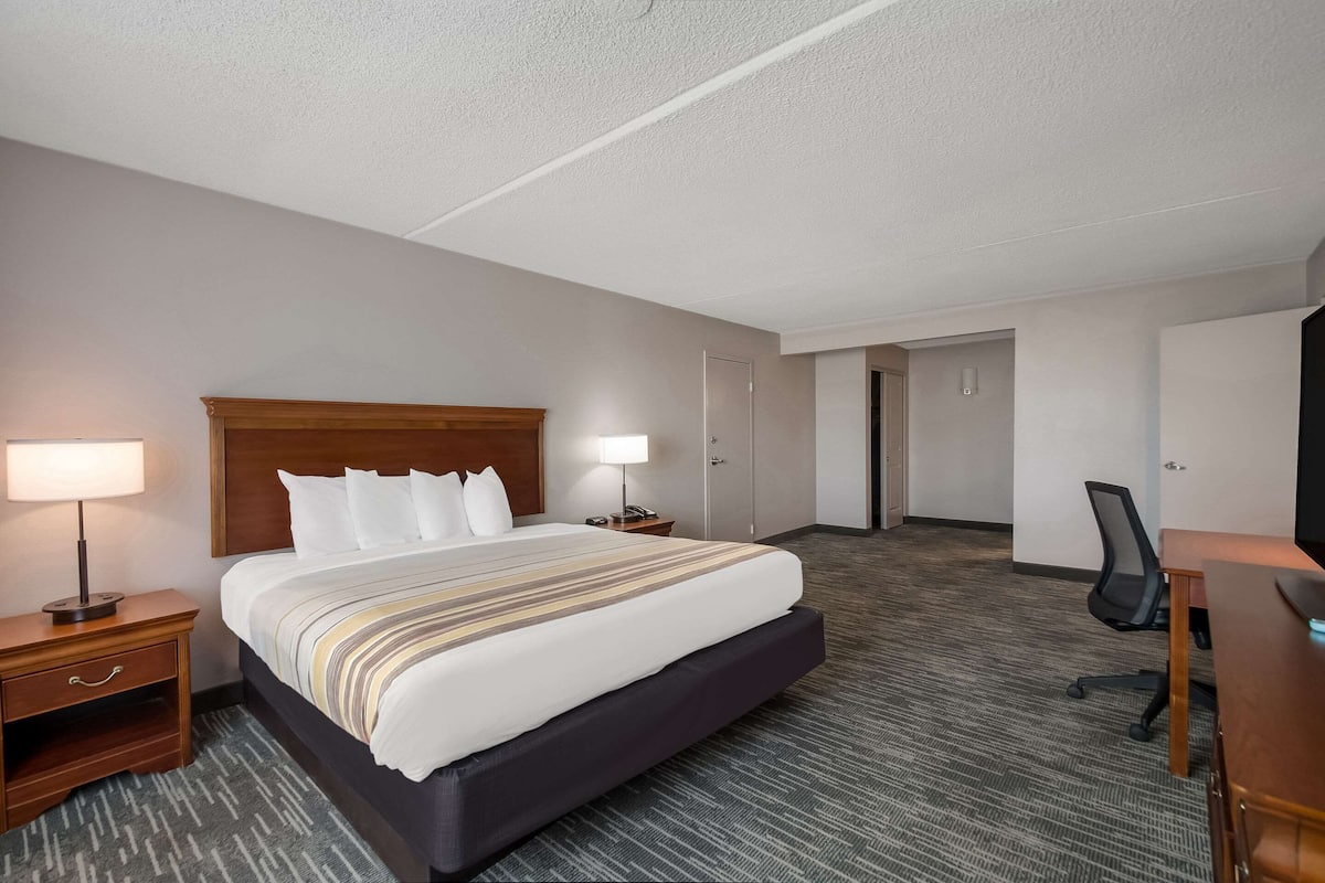 Suite, 1 King Bed, Non Smoking, Kitchen (Extended Stay) | 1 bedroom, hypo-allergenic bedding, pillow-top beds, desk
