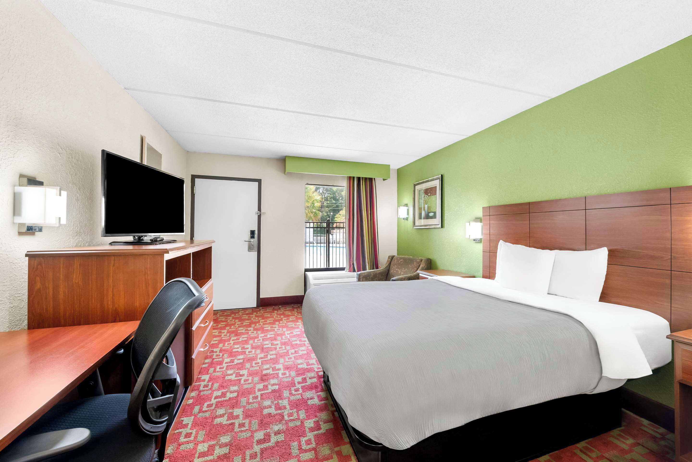 room, 1 queen bed, non smoking | desk, iron/ironing board, free cots/infant beds, free wifi