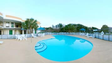 Una piscina al aire libre de temporada