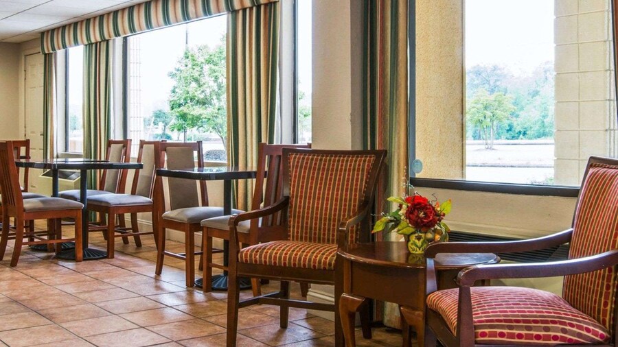Econo Lodge Inn & Suites Columbus near Fort Benning