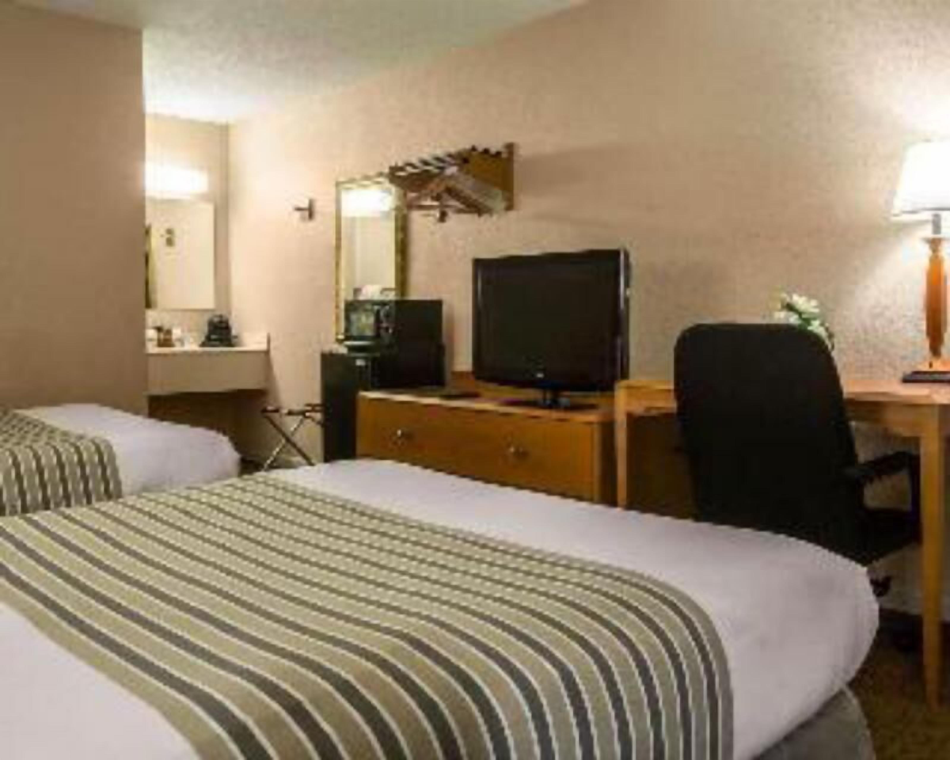 高档床上用品、办公桌、遮光窗帘、熨斗/熨衣板