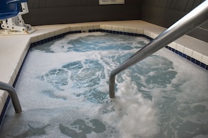 Bañera de hidromasaje cubierta