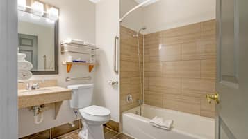 Une salle de bain moderne équipée de toilettes, d’un lavabo et d’un espace douche.