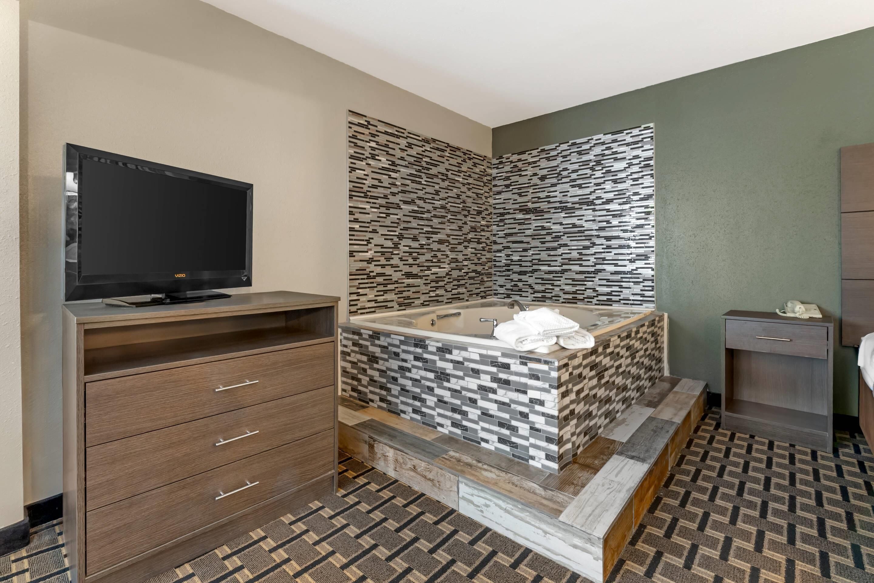 Escritorio, tabla de planchar con plancha, camas supletorias