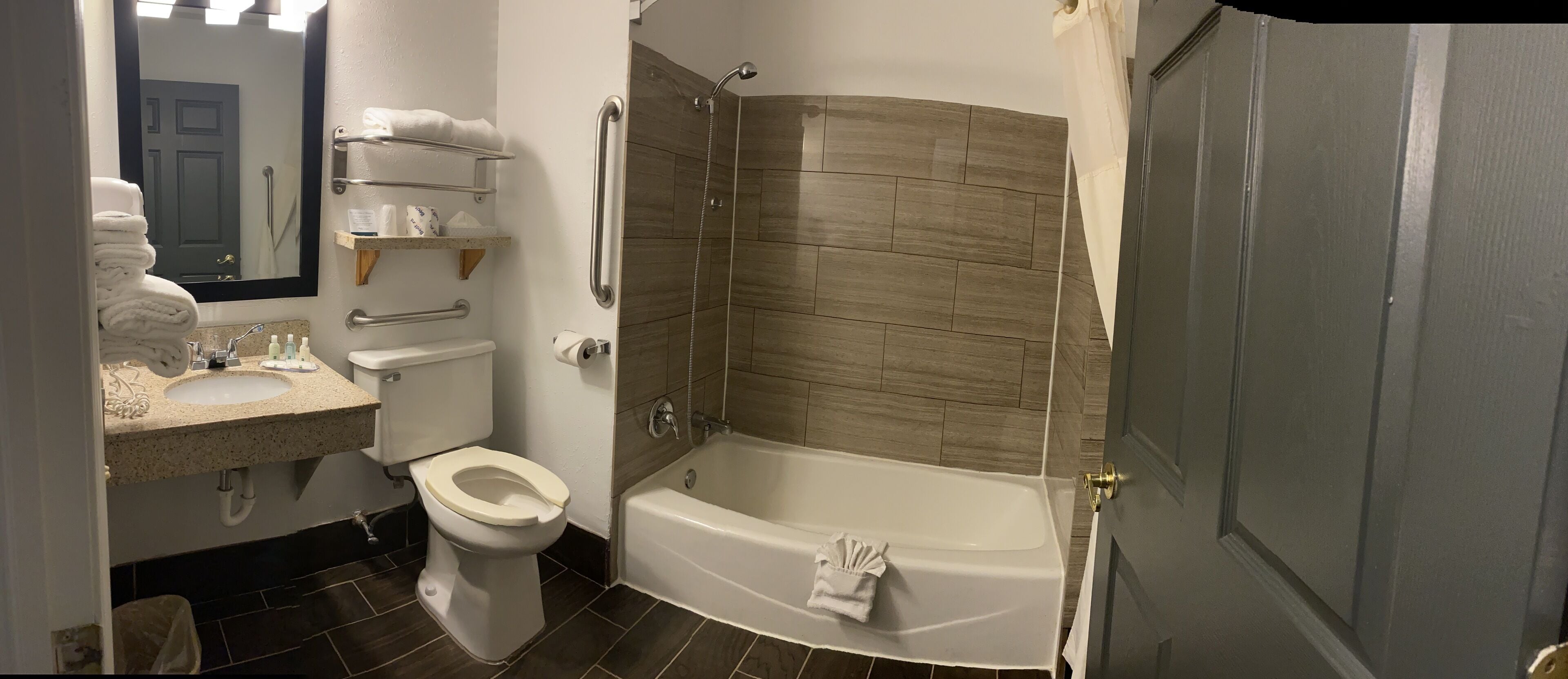 Un baño con inodoro, lavamanos y bañera.