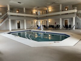 Una piscina cubierta