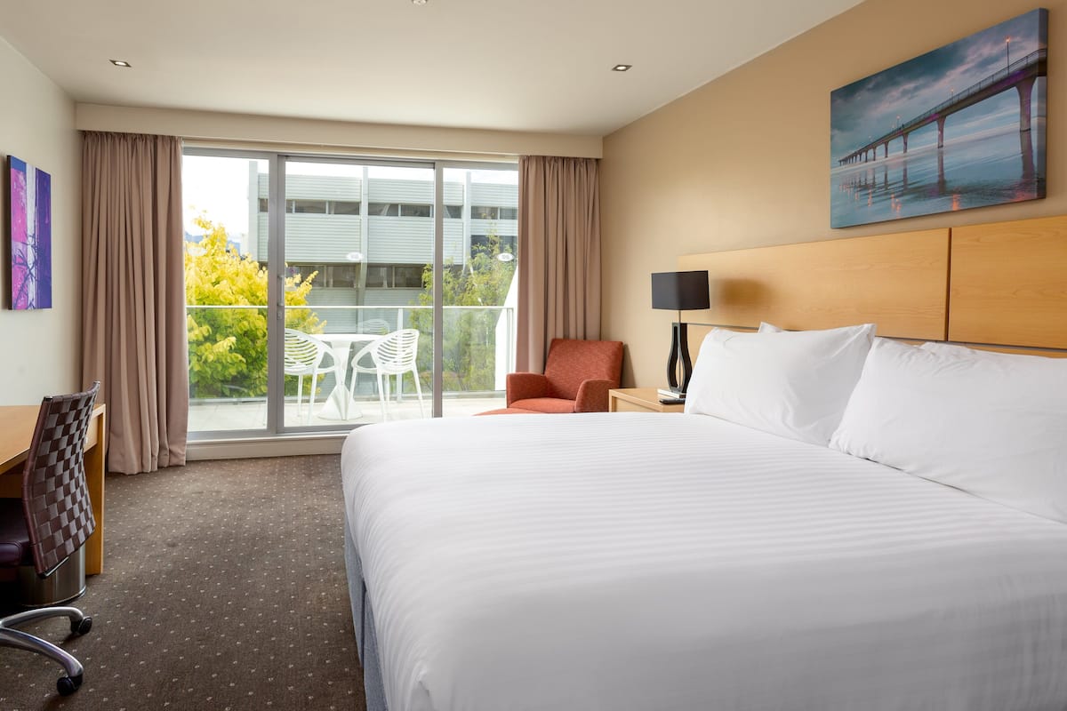 Standard Room, 1 King Bed, Balcony | 1 bedroom, minibar, in-room safe, desk