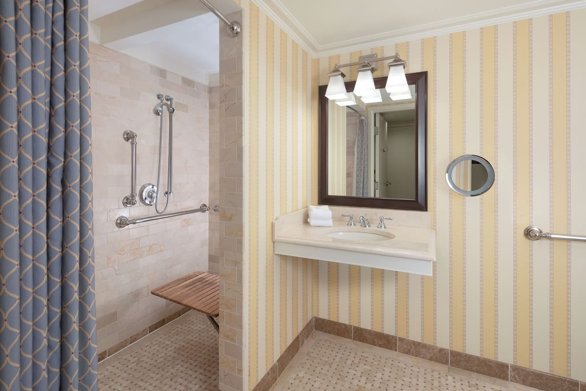 Standaard tweepersoonskamer | Badkamer | Designer toiletartikelen, een haardroger, badjassen, handdoeken