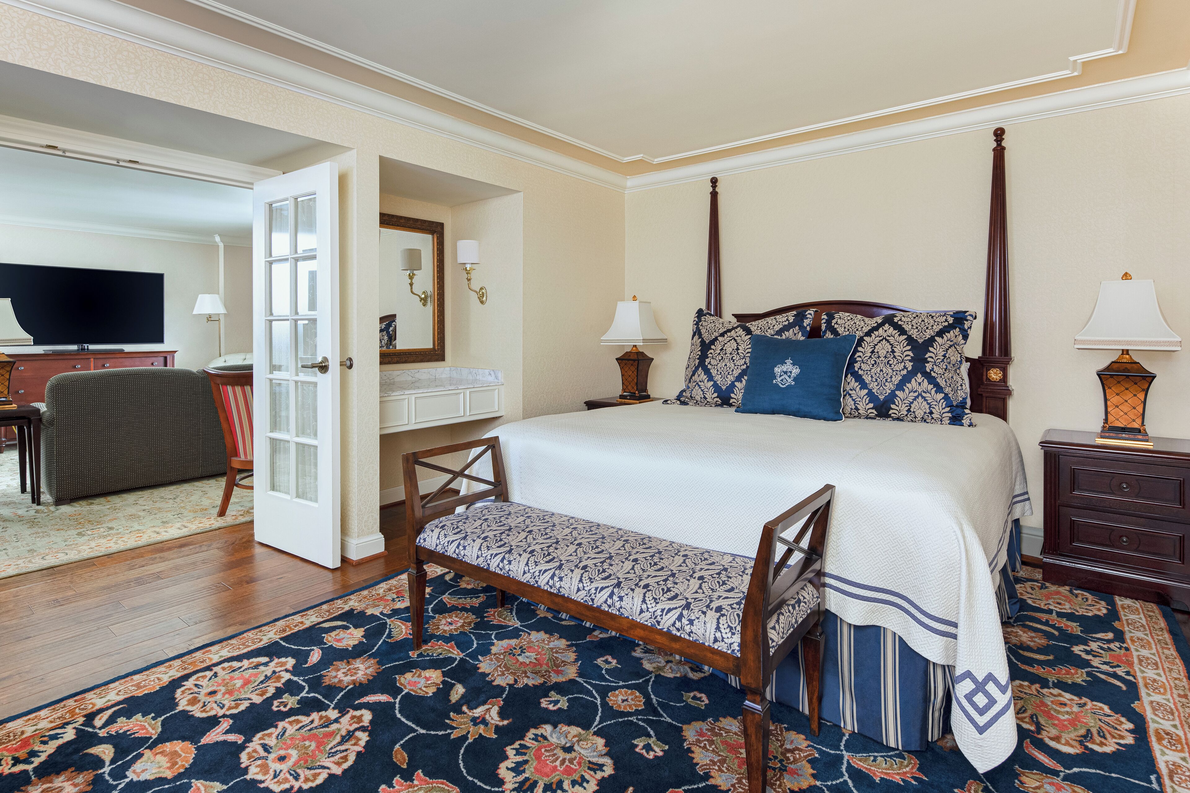 Suíte luxo, 1 quarto | Roupas de cama premium, frigobar, cofres nos quartos, escrivaninha