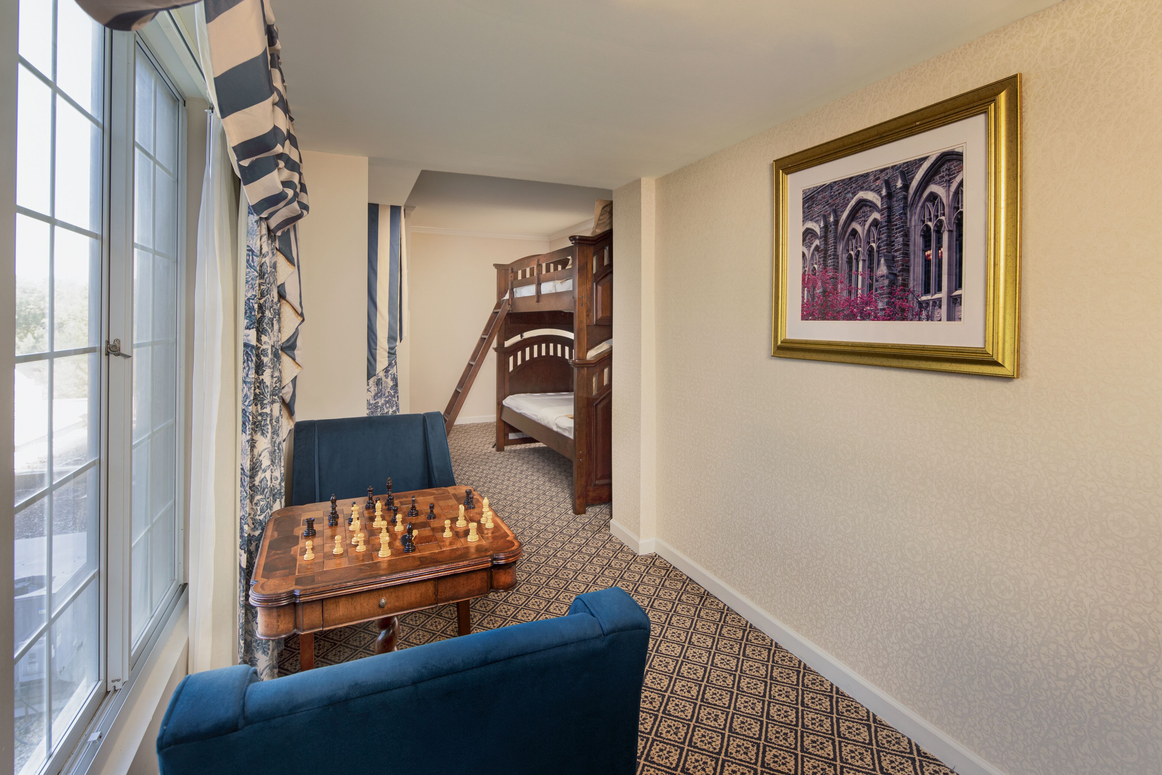 家庭套房 | 高档床上用品、迷你吧、客房内保险箱、办公桌