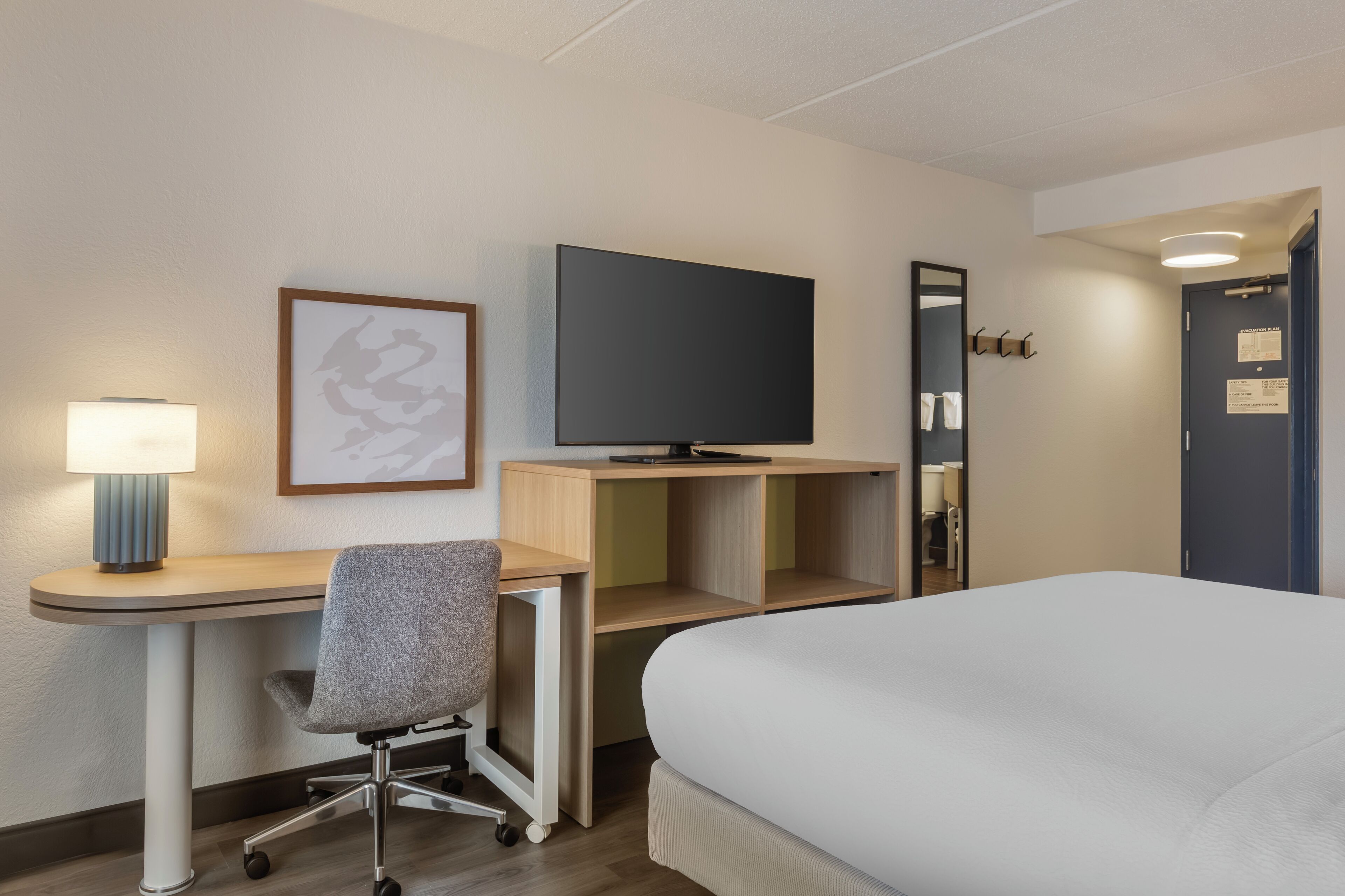Room, 1 King Bed | Premium bedding, desk, laptop workspace, blackout curtains