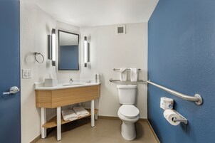 Bañera con ducha, artículos de tocador ecológicos, secador de pelo