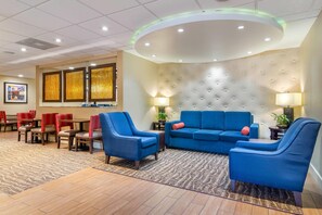Lobby - Spark by Hilton Atlanta Airport South College Park (College Park)