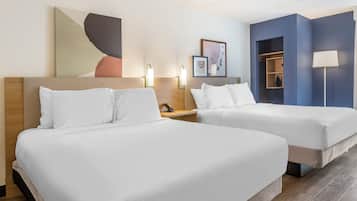 Quarto, 2 camas Queen | Roupas de cama premium, escrivaninha, espaço de trabalho para notebook