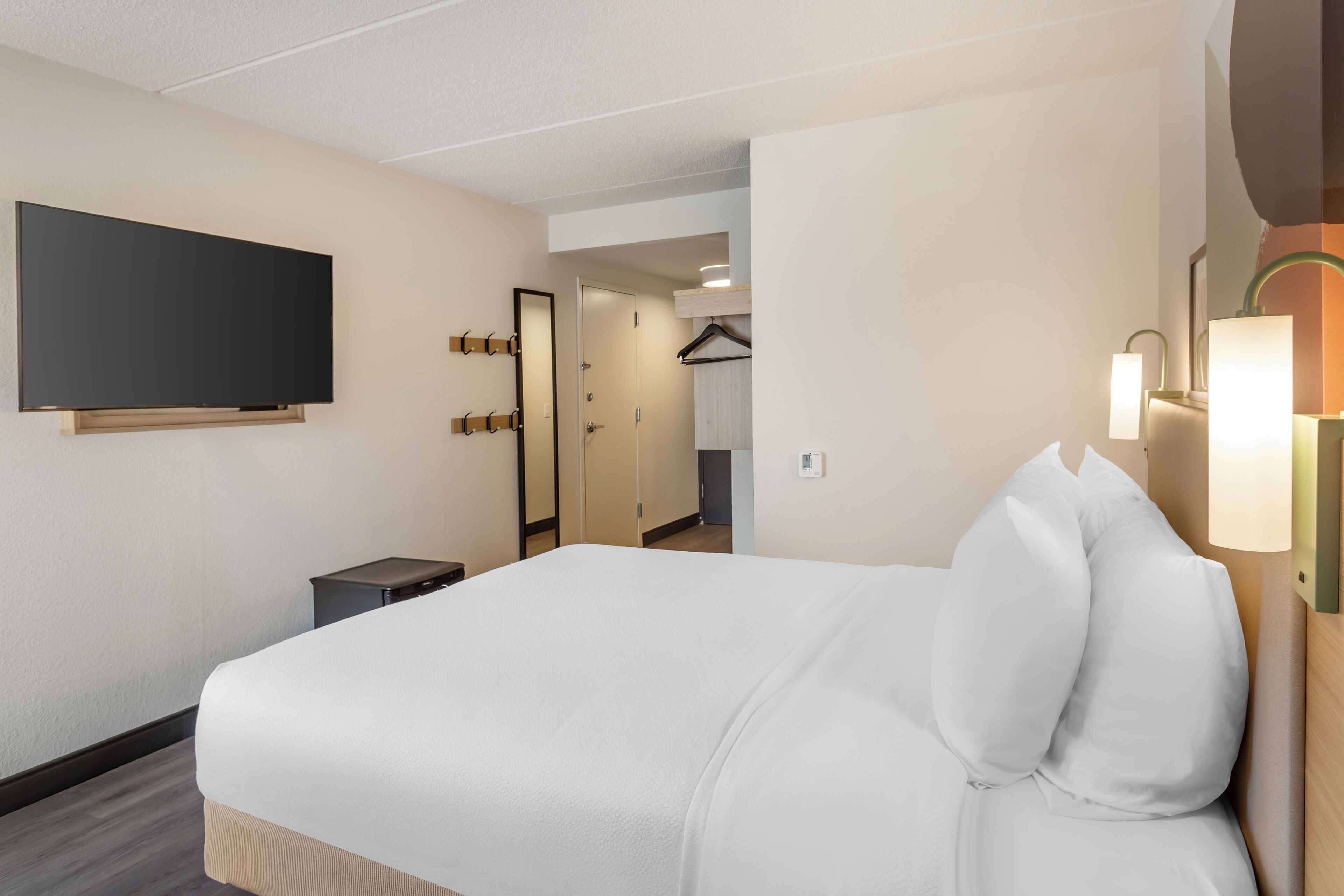 Quarto, 1 cama Queen, acessível, banheira (Mobility) | Roupas de cama premium, escrivaninha, espaço de trabalho para notebook