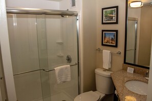 Habitación, 1 cama King size, para no fumadores | Baño | Tina con regadera, amenidades de baño ecológicas, secadora de cabello 