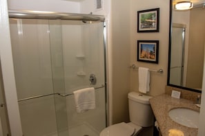 Habitación, 1 cama King size, para no fumadores | Baño | Tina con regadera, amenidades de baño ecológicas, secadora de cabello