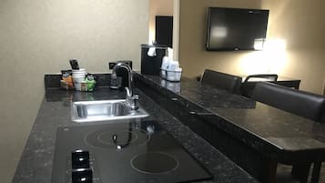 Suite, 2 Queen Beds, Non Smoking, Kitchenette | Room amenity