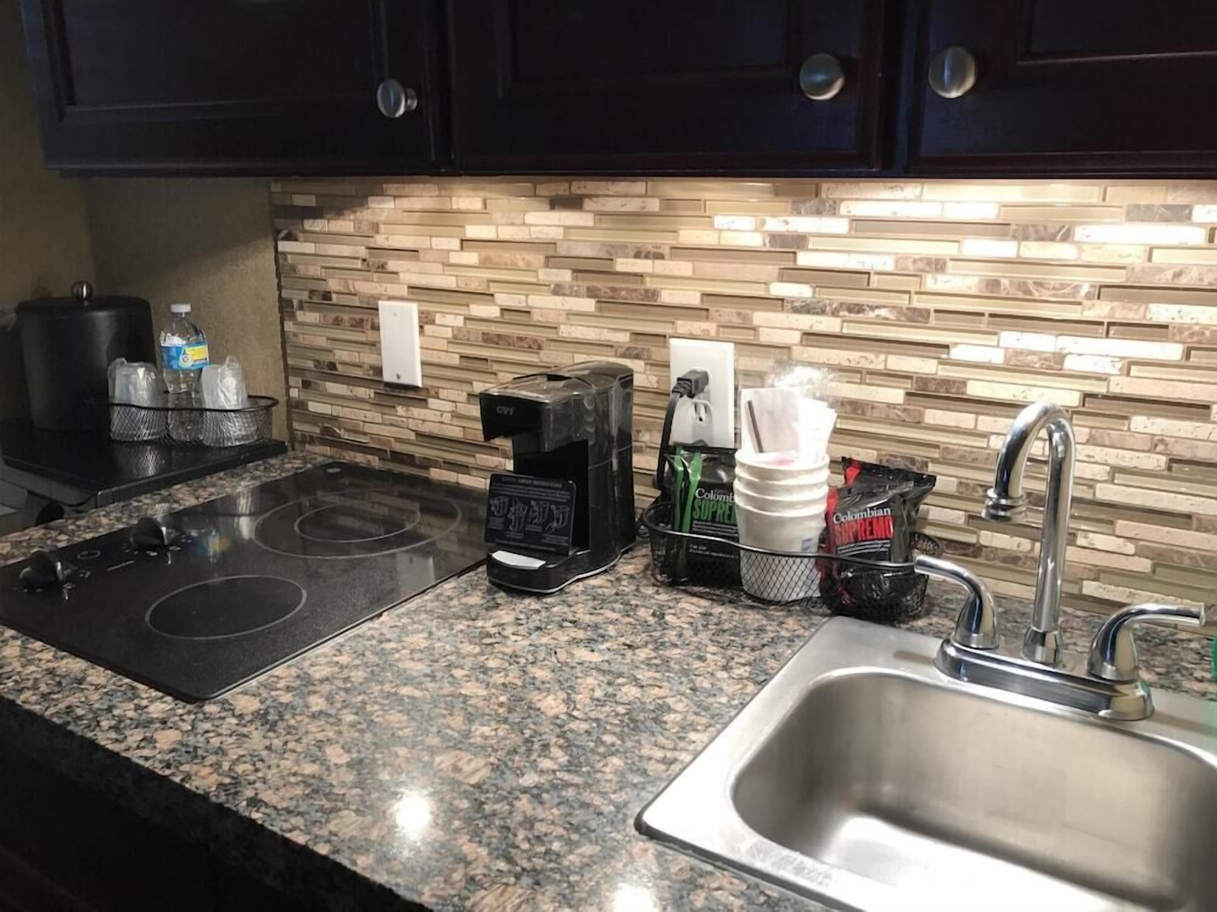 Private kitchen | Fridge, microwave, coffee/tea maker
