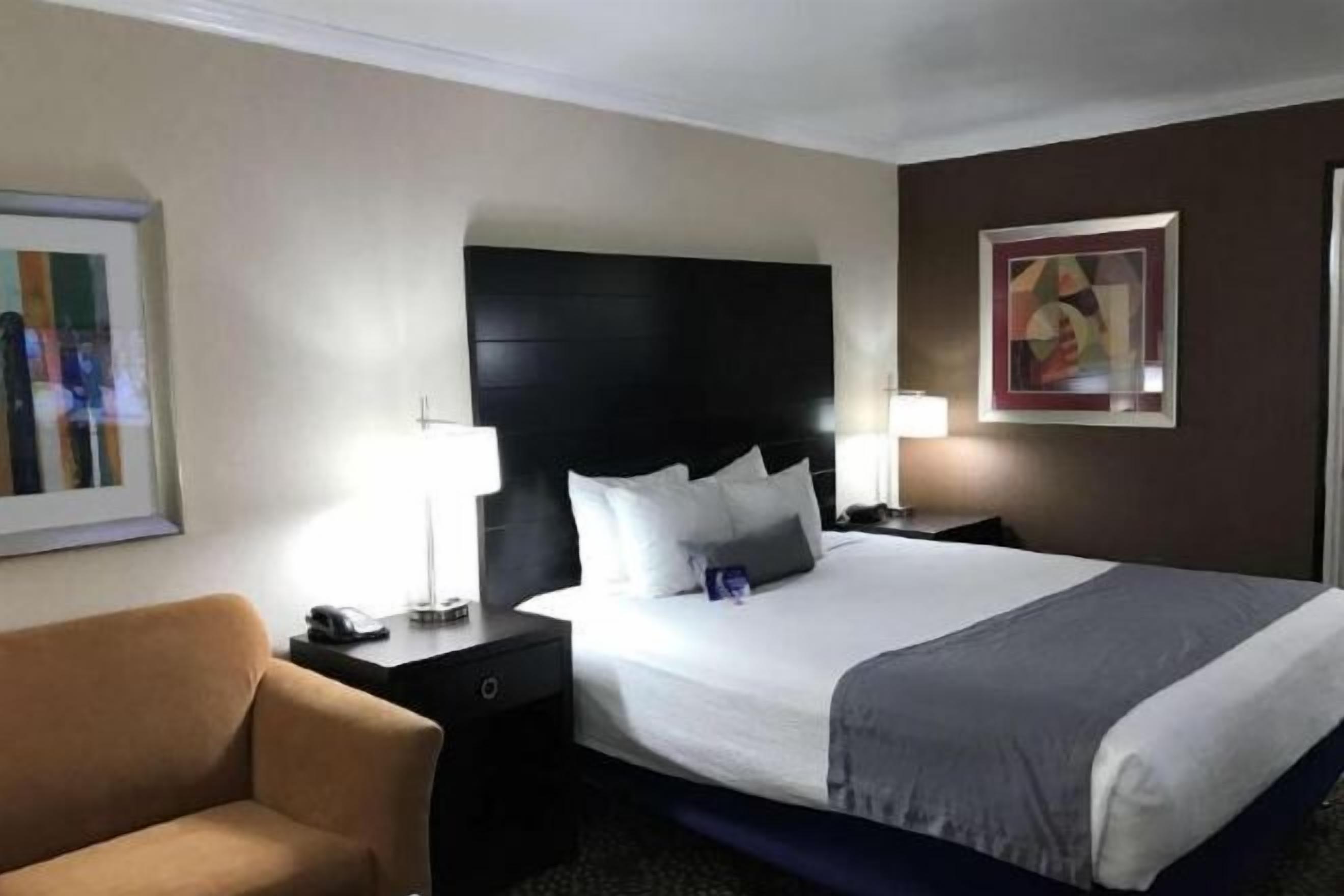 高档床上用品、加厚床垫、办公桌、笔记本电脑工作区