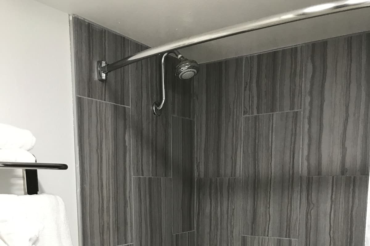 Ensemble douche/baignoire, articles de toilette de luxe, sĂšche-cheveux