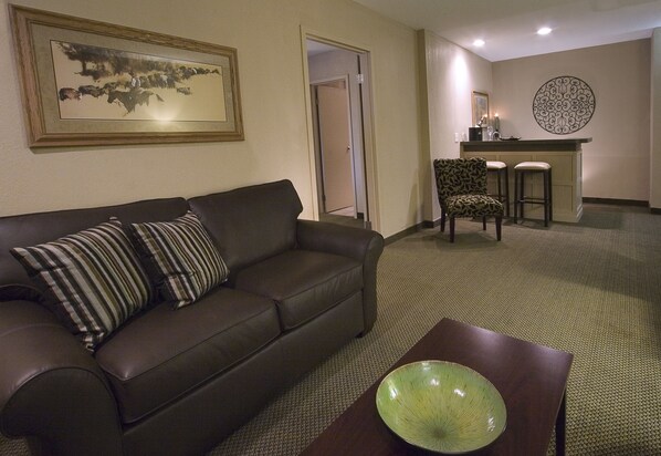 Suite, 1 King Bed, Non Smoking, Jetted Tub | Living area - Heritage Inn (Great Falls)