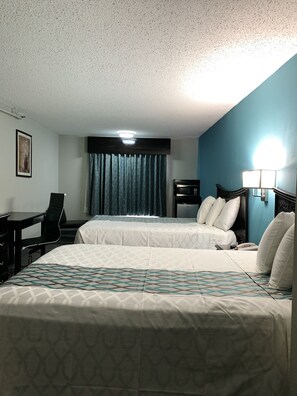 Escriptori, espai de treball apte per a portàtils i llits addicionals