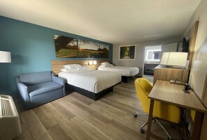 Habitació doble, 2 llits dobles | Escriptori, planxa i posts de planxar i llits addicionals 