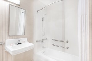 Standardzimmer, 1 King-Bett, barrierefrei, Nichtraucher (Mobility, Roll In Shower) | Badezimmer