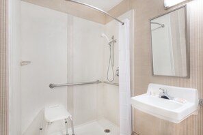 Habitació estàndard, 1 llit de matrimoni gran, accessible, no fumadors (Mobility, Roll In Shower) | Bany | Combinació de dutxa i banyera, assecador de cabells i tovalloles