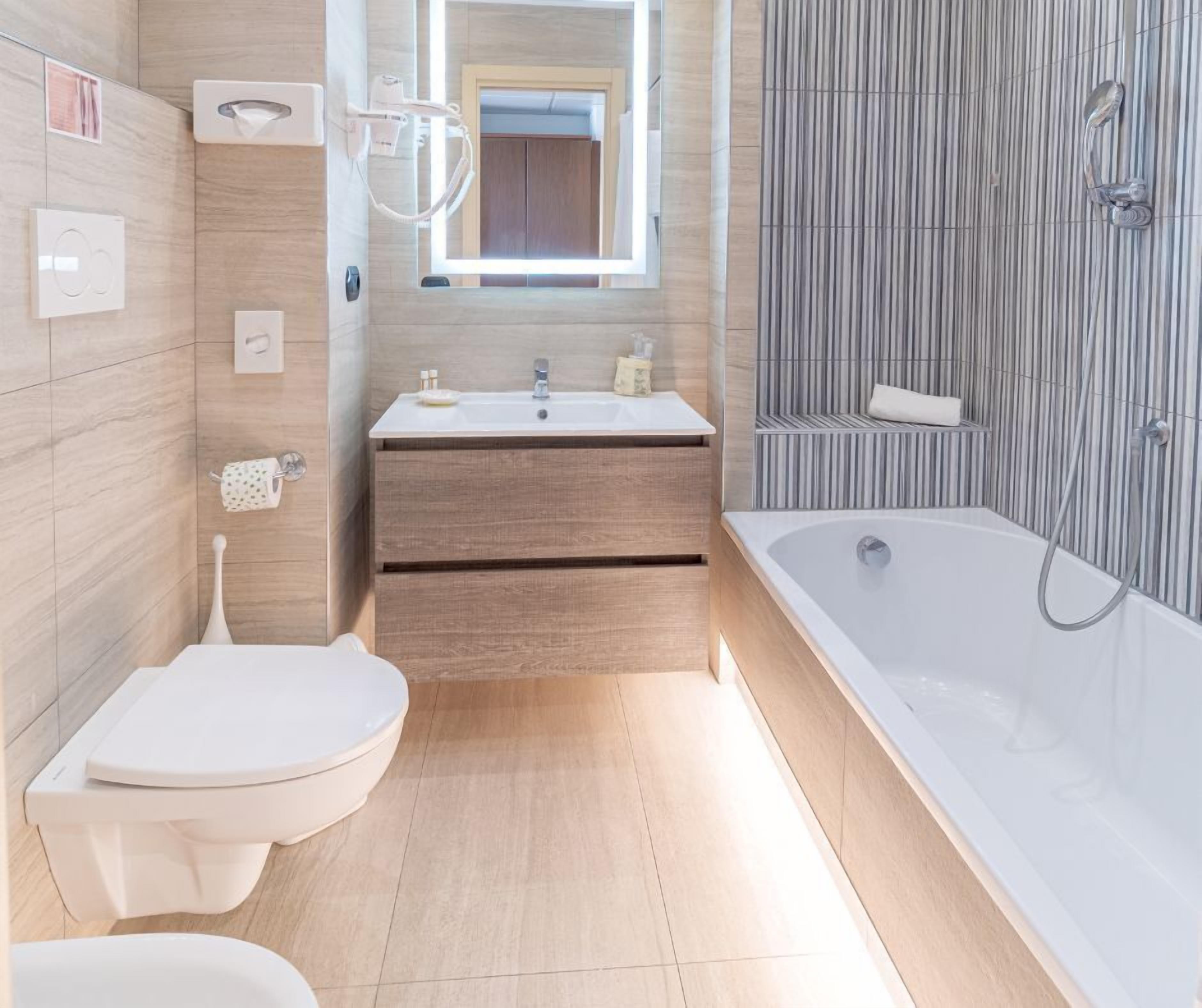Camera Superior con Balcone | Salle de bain | Articles de toilette gratuits, sèche-cheveux, bidet, serviettes fournies