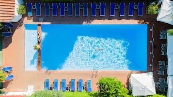 Kolam renang outdoor musiman, dengan payung kolam renang