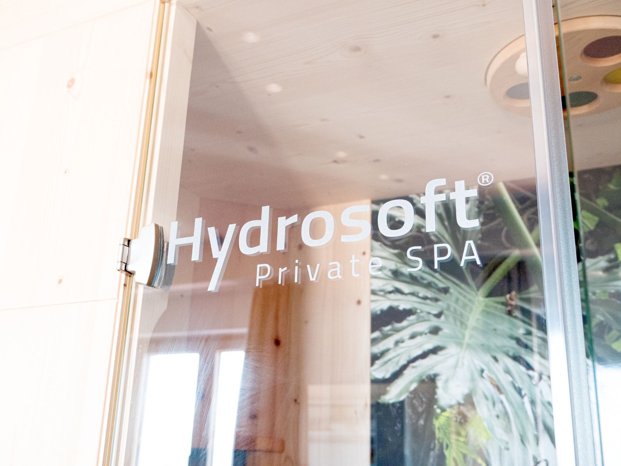 Puerta de vidrio con el texto 'Hydrosoft Private SPA', indicando un centro de spa.
