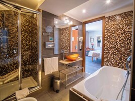 Artículos de tocador gratuitos, secador de pelo, bidet, toallas