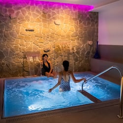 Sauna, hot tub, steam room, Turkish bath/hammam, body treatments