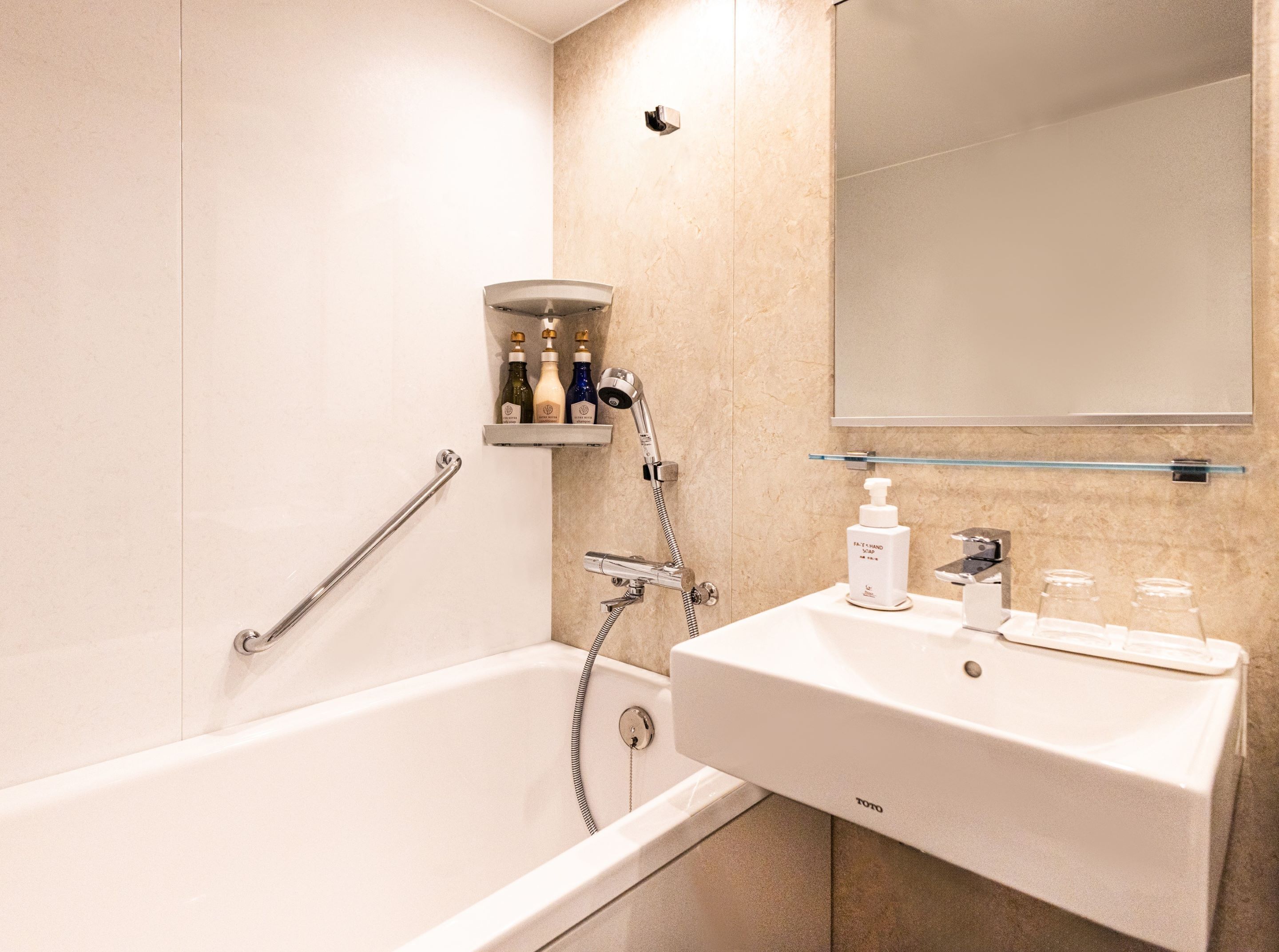 标准双人房, 无烟房 (Bathroom Remodeled) | 浴室 | 淋浴/盆浴组合、深泡浴缸、免费洗浴用品、吹风机