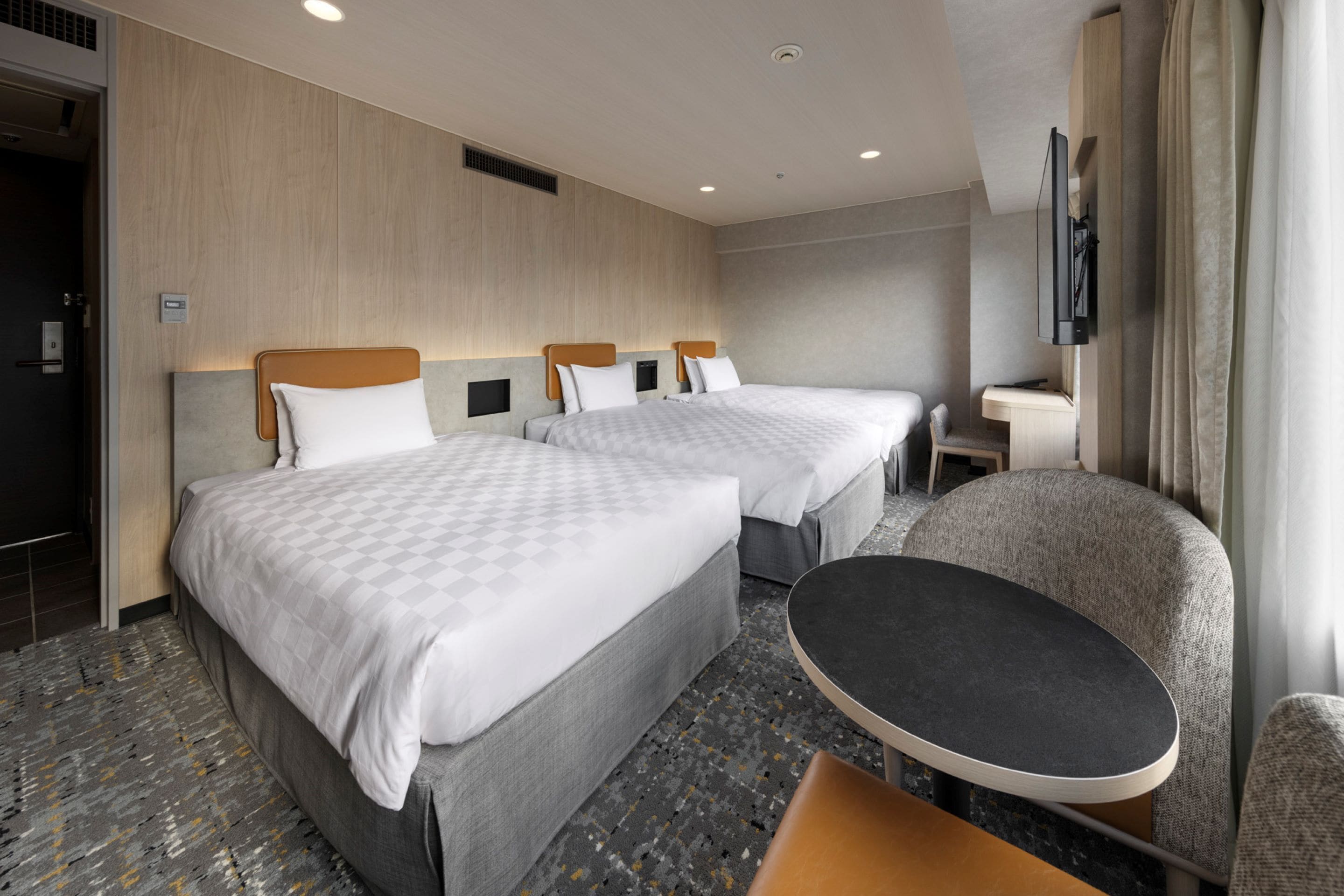Superior Triple Room, Non Smoking (Bathroom Remodeled) | Peralatan tempat tidur premium, gebar bulu kapas, busa memori 
