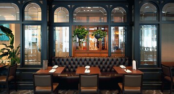 Σερβίρεται πρωινό, μεσημεριανό και βραδινό, με αμερικανική κουζίνα 