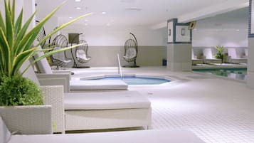 Inomhuspool, solstolar och livvakter pÄ plats