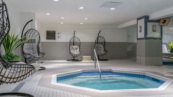 Innenpool, Liegestühle, Rettungsschwimmer vor Ort